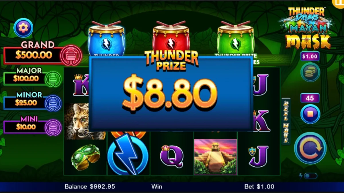 Isang mahiwagang Mayan temple na may mga gintong maskara at kidlat sa background ng slot game.